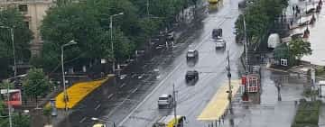 Un tânăr posibil drogat s-a urcat pe un autoturism aflat în mers, pe Bulevardul Republicii din Ploiești!