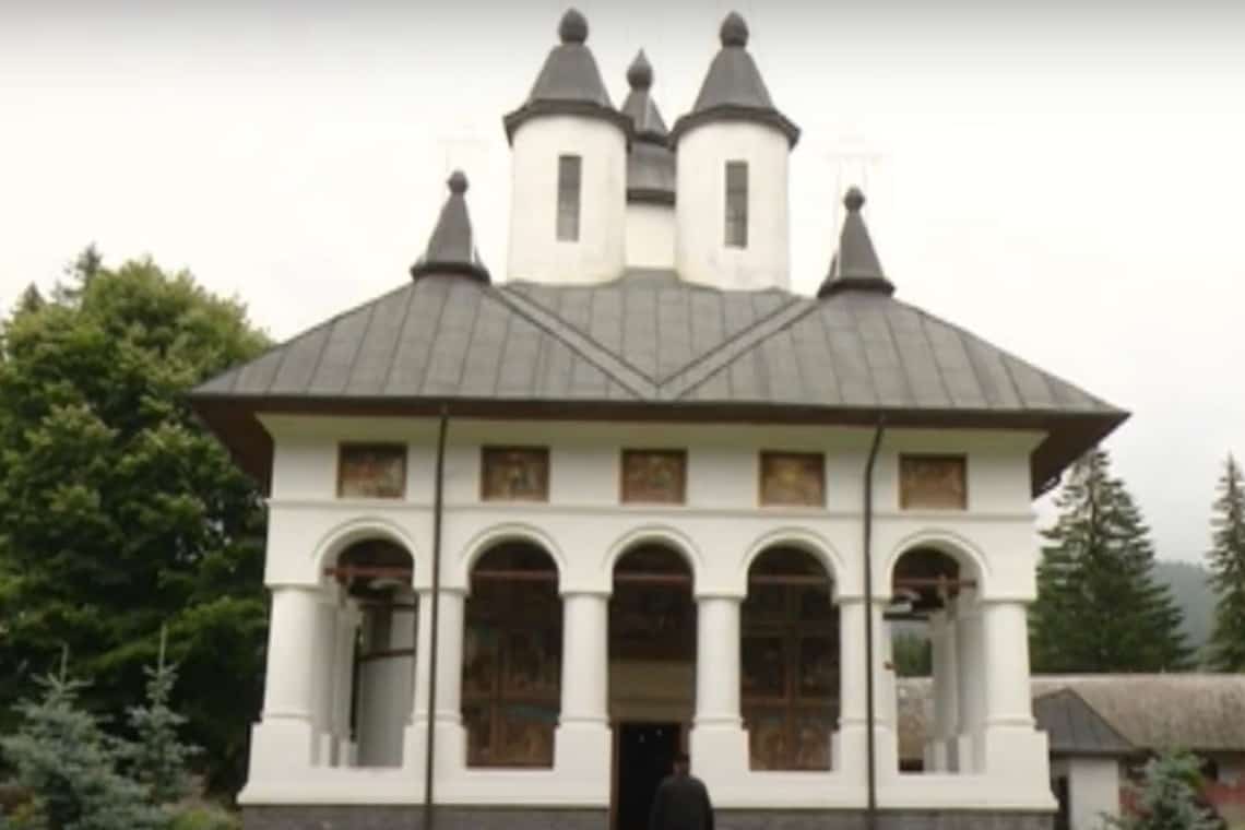 Hoții care au furat un obiect din aur de la Mănăstirea Cheia și l-au amanetat au fost prinși