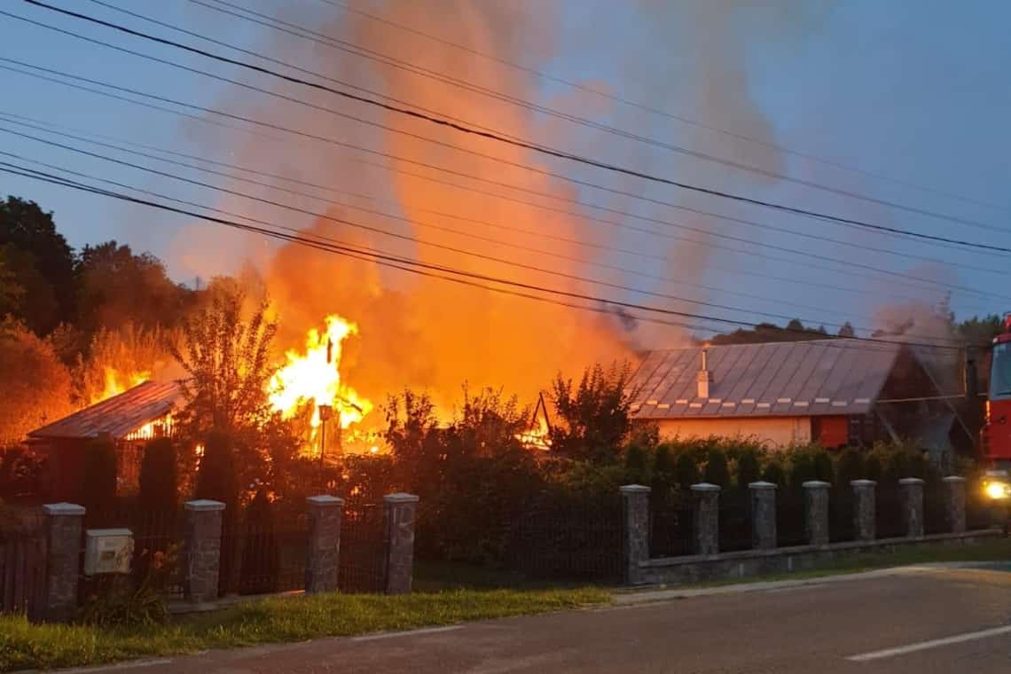 Update /Trei locuințe din comuna Cornu au fost cuprinse de flăcări, duminică seară