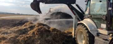 Noapte albă a pompierilor la incendiul de la Bucov, unde aproape 200 de baloți de paie au luat foc