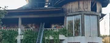 Acoperișul unei case din comuna Drajna, cuprins de flăcări. Incendiul a pornit de la bucătăria locuinței
