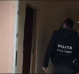 Doi prahoveni, reținuți după ce au folosit la videochat o tânără cu handicap (Video)