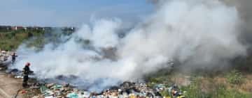 Incendiu de vegetație uscată și gunoaie în cartierul ploieștean Bereasca