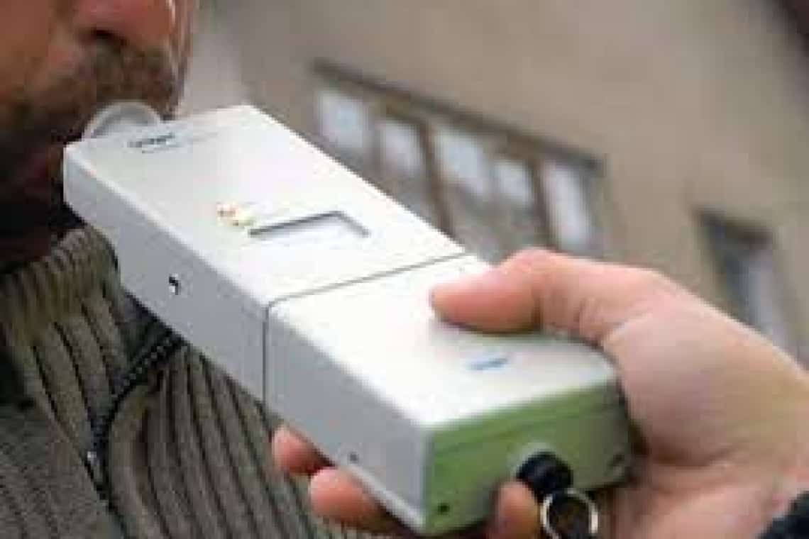Doi prahoveni, prinși cu alcoolemie mare la volan. Unul dintre ei nu avea nici permis de conducere!