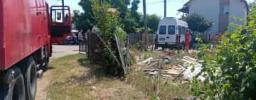 Un microbuz de transport persoane a părăsit carosabilul, în Boldești Scăeni. Șoferului i s-ar fi făcut rău
