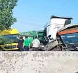 Două autobasculante cu balast, implicate într-un accident pe Centura de Vest a Ploieștiului. Trafic deviat