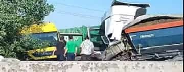 Două autobasculante cu balast, implicate într-un accident pe Centura de Vest a Ploieștiului. Trafic deviat