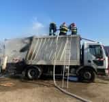O mașină de gunoi a luat foc pe Drumul Sării, în cartierul ploieștean Bereasca
