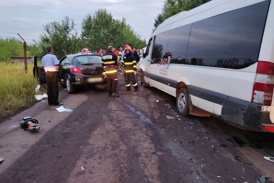 Accident grav între un autoturism și un microbuz, în comuna Valea Călugărească. A fost activat planul roșu de intervenție!