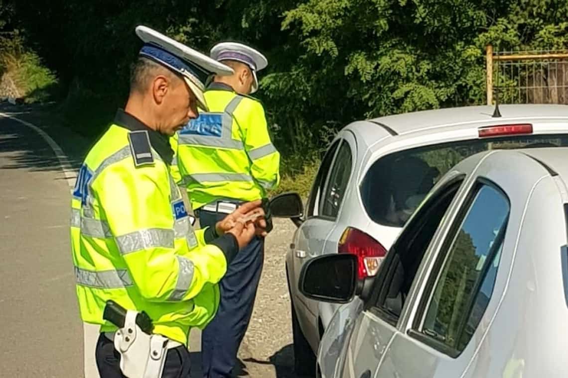 Un bărbat a fost prins fără permis la volan, după ce autoturismul i-a luat foc, lângă Ghighiu