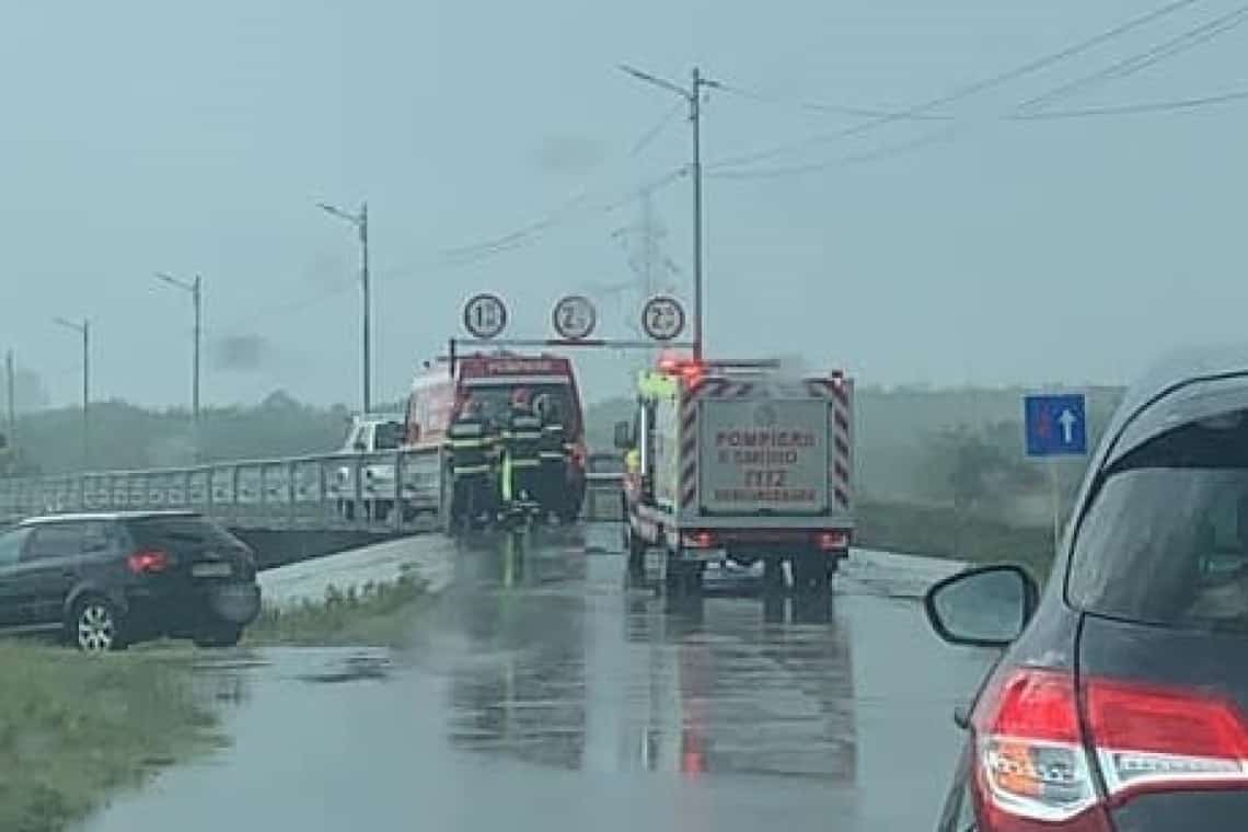 O ambulanță SMURD a rămas blocată pe puntea metalică de la Pantazi. Încă o dovadă că e nevoie de un pod peste Teleajen, în zona respectivă!