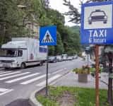 Trafic rutier blocat pe DN1, în fața Gării Sinaia. Pompierii au intervenit pentru tăierea unui arbore care risca să cadă peste drumul național