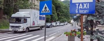Trafic rutier blocat pe DN1, în fața Gării Sinaia. Pompierii au intervenit pentru tăierea unui arbore care risca să cadă peste drumul național