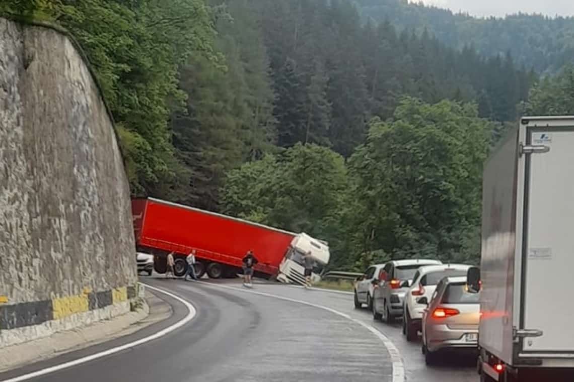 Și DN1 este blocat miercuri după-amiază, între Azuga și Predeal, din cauza unui TIR și a unei autoutilitare