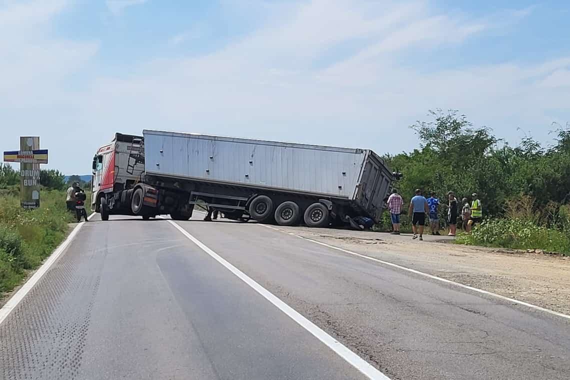 UPDATE/ Trafic blocat de circa o oră pe DN1A, în zona Lipănești. Un camion cu cereale a rămas suspendat într-un șanț