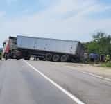 UPDATE/ Trafic blocat de circa o oră pe DN1A, în zona Lipănești. Un camion cu cereale a rămas suspendat într-un șanț