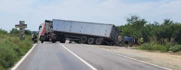 UPDATE/ Trafic blocat de circa o oră pe DN1A, în zona Lipănești. Un camion cu cereale a rămas suspendat într-un șanț