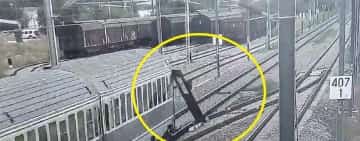 Conflict între CFR Infrastructură și CFR Călători, după ce o ușă a unui tren de călători s-a desprins în mers!