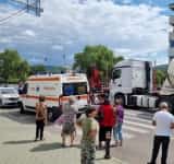 O bătrânică de 79 de ani a ajuns la spital după ce a fost lovită de un TIR, în Vălenii de Munte