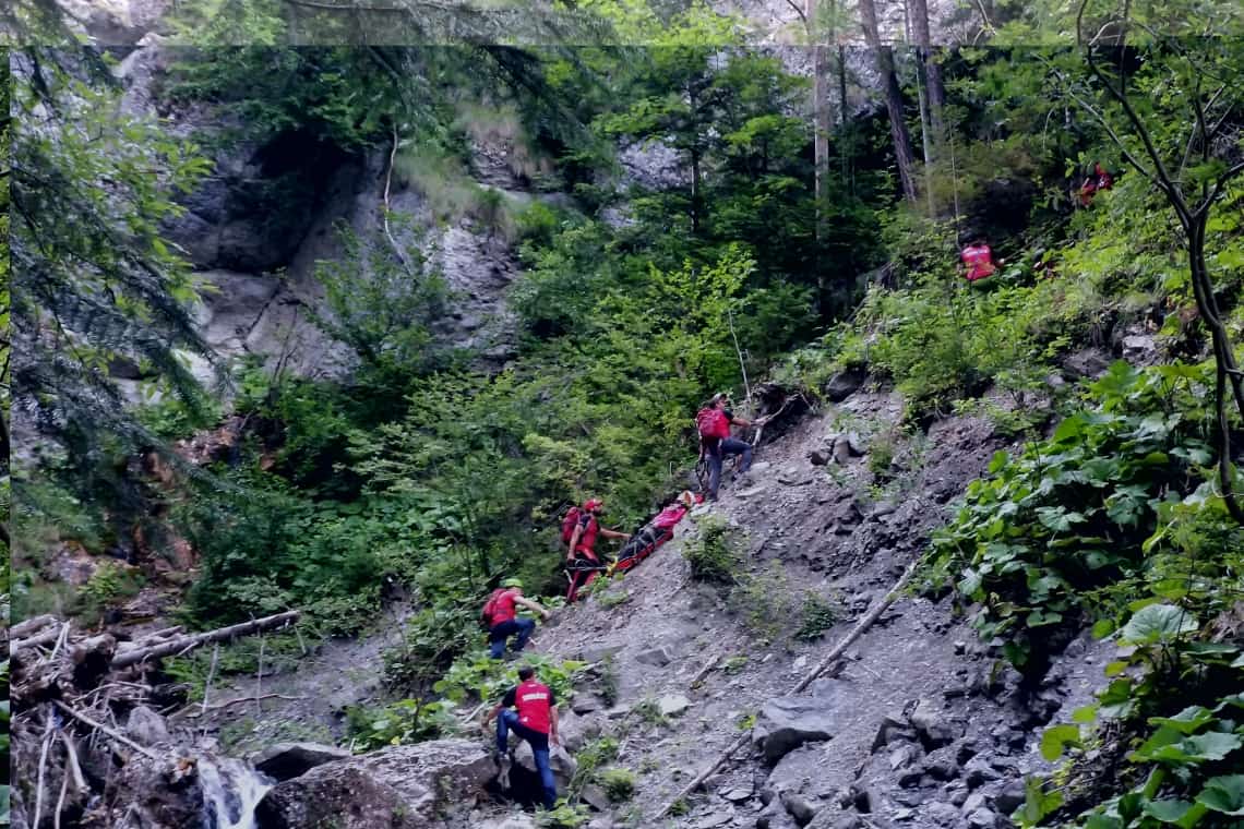 O turistă a scăpat cu viață după ce a căzut zeci de metri pe Valea Caraimanului