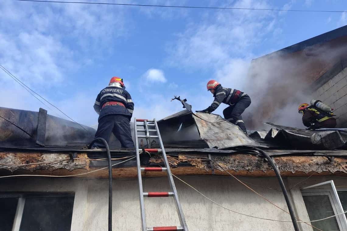 O casă din comuna Ceptura a fost cuprinsă de flăcări, vineri după-amiază