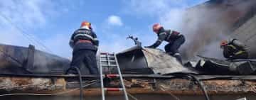 O casă din comuna Ceptura a fost cuprinsă de flăcări, vineri după-amiază