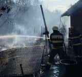 Un muc de țigară aruncat la întâmplare a provocat un incendiu în orașul Băicoi