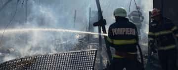 Un muc de țigară aruncat la întâmplare a provocat un incendiu în orașul Băicoi