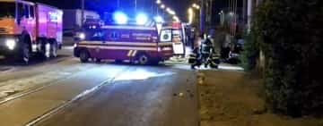 Sfârșit îngrozitor pentru doi tineri de 18 și 19 ani, după ce mașina în care se aflau a intrat într-un stâlp și a luat foc, pe strada Mihai Bravu din Ploiești!