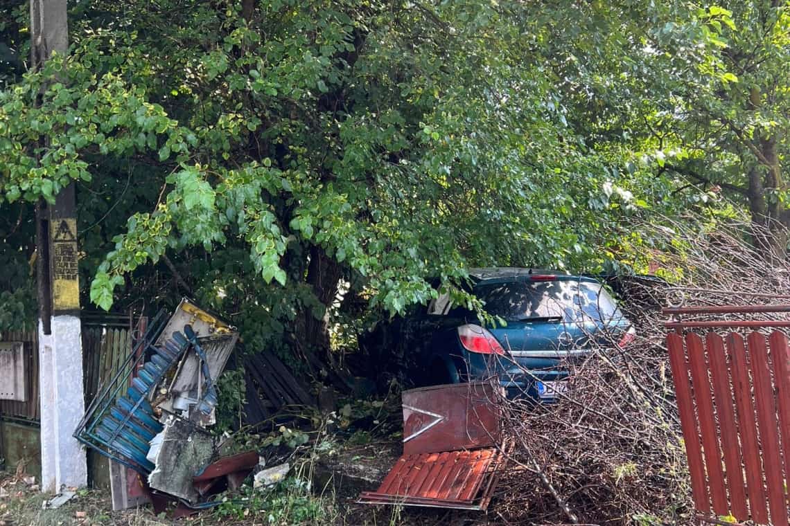 Un autoturism a intrat într-un gard și a avariat o conductă de gaze, în Băicoi. Pompierii au intervenit de urgență