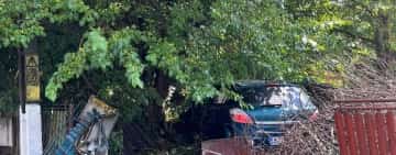 Un autoturism a intrat într-un gard și a avariat o conductă de gaze, în Băicoi. Pompierii au intervenit de urgență