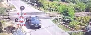 Polițiștii l-au identificat pe șoferul care a rupt bariera de la trecerea la nivel cu calea ferată din comuna Brazi