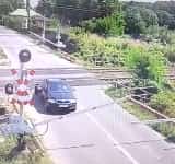 Video/ Un șofer inconștient a spulberat bariera de la Brazi, chiar înainte de trecerea unui tren de călători!