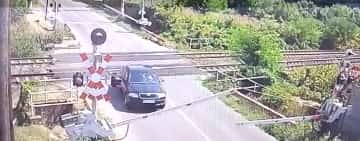 Video/ Un șofer inconștient a spulberat bariera de la Brazi, chiar înainte de trecerea unui tren de călători!