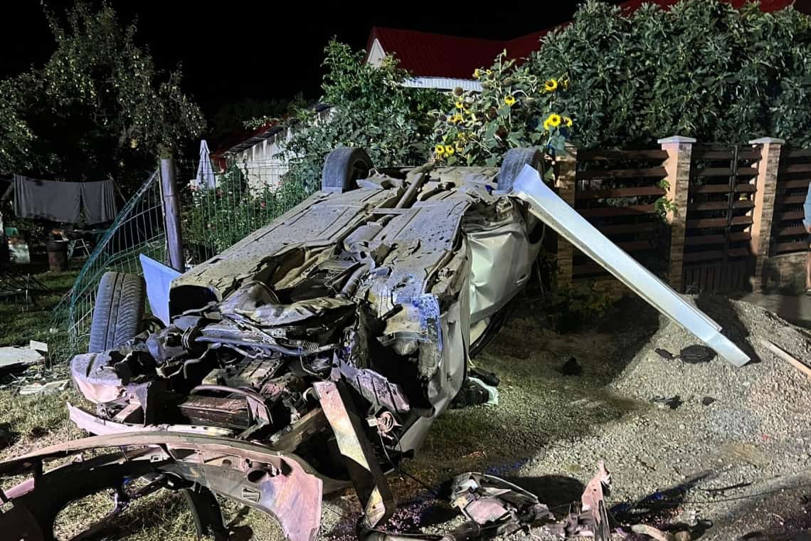 Un tânăr băut și cu permisul suspendat s-a răsturnat cu autoturismul, noaptea trecută, pe o stradă din Filipeștii de Pădure. Mașina s-a făcut praf, șoferul a ajuns la spital