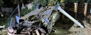 Un tânăr băut și cu permisul suspendat s-a răsturnat cu autoturismul, noaptea trecută, pe o stradă din Filipeștii de Pădure. Mașina s-a făcut praf, șoferul a ajuns la spital