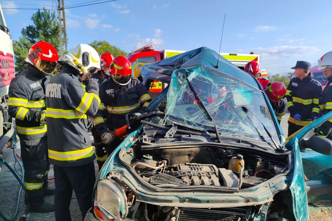 Grav accident rutier pe DN 72, în Ariceștii Rahtivani. Au intervenit pompierii de la descarcerare pentru scoaterea a doi răniți dintr-un autovehicul