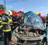 Grav accident rutier pe DN 72, în Ariceștii Rahtivani. Au intervenit pompierii de la descarcerare pentru scoaterea a doi răniți dintr-un autovehicul