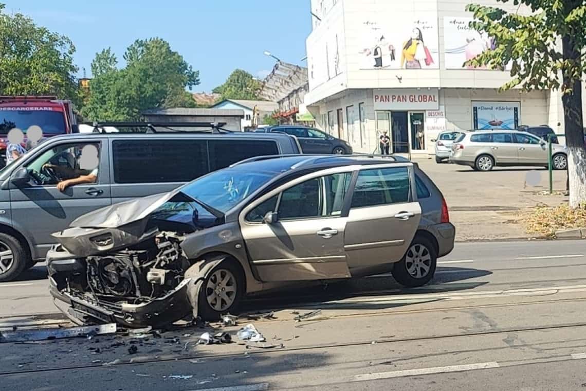 Accident pe Șoseaua Vestului din Ploiești, soldat cu trei răniți. Circulația tramvaielor este restricționată