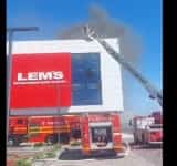 Incendiul de la magazinul de mobilă LEMS Ploiești a distrus 12 panouri fotovoltaice de pe acoperișul clădirii
