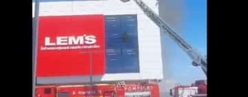 Incendiul de la magazinul de mobilă LEMS Ploiești a distrus 12 panouri fotovoltaice de pe acoperișul clădirii
