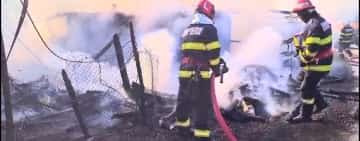 Incendiu la un grajd și câteva anexe, într-o gospodărie din Posești. Pompierii au reușit să salveze locuința din apropiere