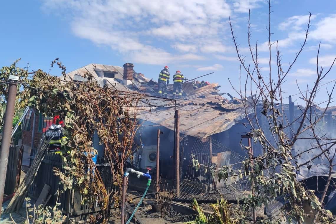Intervenție a pompierilor pentru stingerea unui incendiu, în comuna Berceni, lângă Ploiești