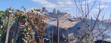 Intervenție a pompierilor pentru stingerea unui incendiu, în comuna Berceni, lângă Ploiești