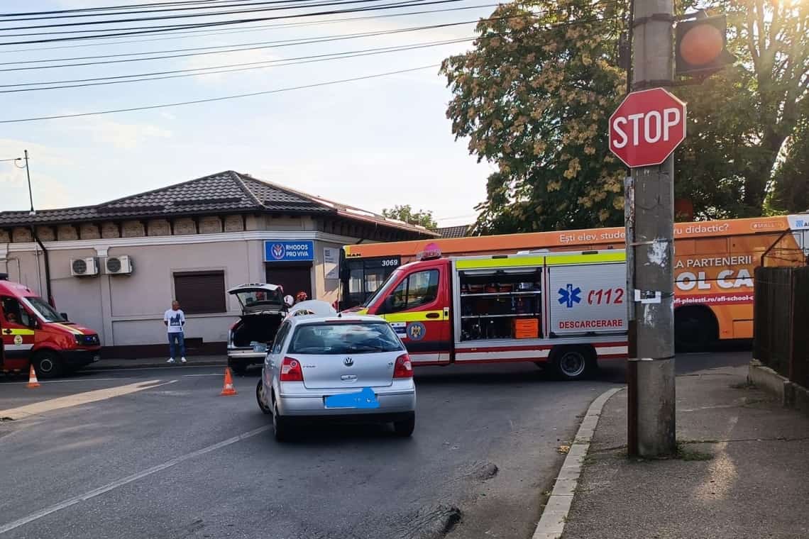 Coliziune între un autobuz TCE și un autoturism, pe strada Găgeni din Ploiești