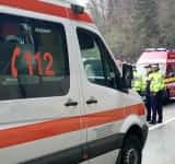 O femeie a rămas încarcerată, după ce autoturismul în care se afla a intrat într-un stâlp, la Posada