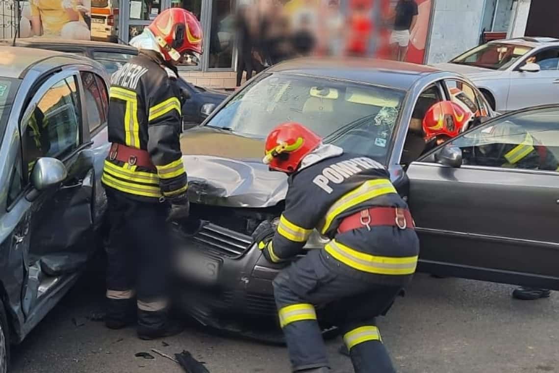 Coliziune între două autoturisme, pe strada Republicii din Băicoi. O persoană a fost transportată la spital