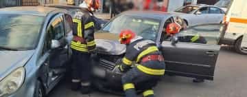 Coliziune între două autoturisme, pe strada Republicii din Băicoi. O persoană a fost transportată la spital