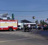 Pompierii au intervenit pe strada Apelor din Ploiești, pentru a înlătura pericolul după ce rezervorul unui autovehicul s-a spart într-un accident