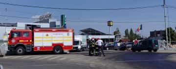 Pompierii au intervenit pe strada Apelor din Ploiești, pentru a înlătura pericolul după ce rezervorul unui autovehicul s-a spart într-un accident